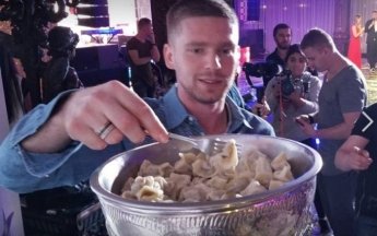 Российский хоккеист ел пельмени из Кубка Стэнли